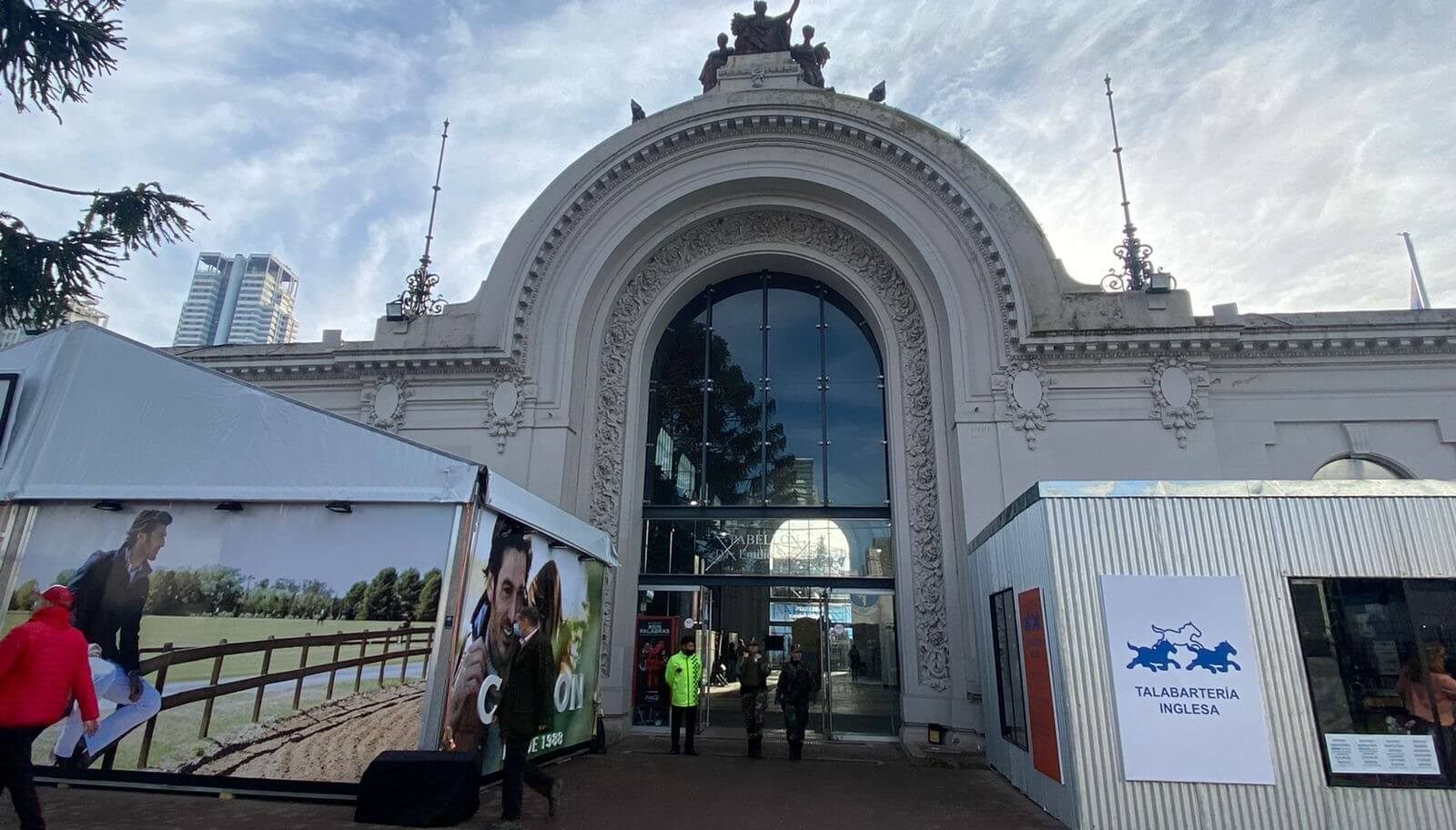 Entrada de uno de los pabellones de La Rural, con su gran arco de piedra.